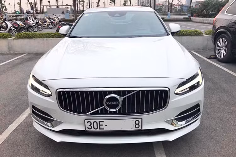 Tại thị trường Việt Nam, giá xe Volvo S90 2017 có giá khoảng 2,7 tỷ đồng ở thời điểm ra mắt. Chiếc xe trong bài viết này hiện đang được chủ nhân chào bán với mức giá hơn 2,1 tỷ đồng - khá cao so với mặt bằng chung hiện nay. Trong phân khúc sedan hạng trung sang trọng, nó đượcn xe là đối thủ của Mercedes E-Class hay BMW 5 Series.