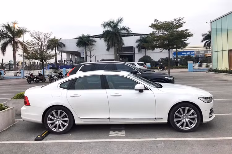 Về ngoại hình, chiếc xe còn khá mới, nhưng đã lăn bánh được khoảng hơn 5 vạn km và theo chủ nhân nó vẫn còn bảo hành chính hãng. Xe sử dụng phong cách thiết kế mới nhất của Volvo, S90 mang "bộ mặt" đặc trưng tương tự chiếc XC90 trước đó với cặp đèn pha có các dải LED hình chữ T, lưới tản nhiệt nan dọc sang trọng và cản trước đơn giản.