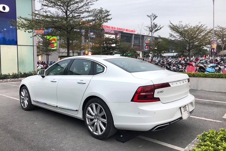 Từ hai bên thân xe, S90 sở hữu kiểu dáng thuôn mượt, đơn giản mang đậm phong cách Bắc Âu. Phần đuôi của xe có thiết kế gọn gàng nhưng sang trọng và hiện đại với cụm đèn hậu hình chữ C. Xe được trang bị bộ vành 10 cánh 19 inch, càng làm tăng sự sang trọng và thanh lịch cho chiếc xe.