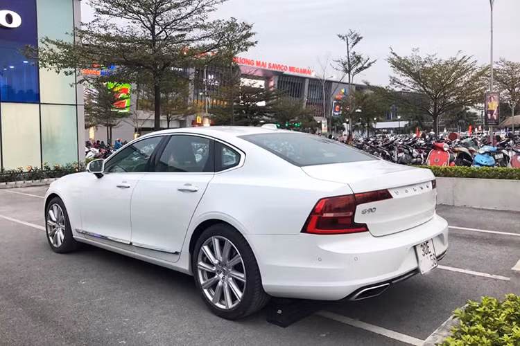 Từ hai bên thân xe, S90 sở hữu kiểu dáng thuôn mượt, đơn giản mang đậm phong cách Bắc Âu. Phần đuôi của xe có thiết kế gọn gàng nhưng sang trọng và hiện đại với cụm đèn hậu hình chữ C. Xe được trang bị bộ vành 10 cánh 19 inch, càng làm tăng sự sang trọng và thanh lịch cho chiếc xe.