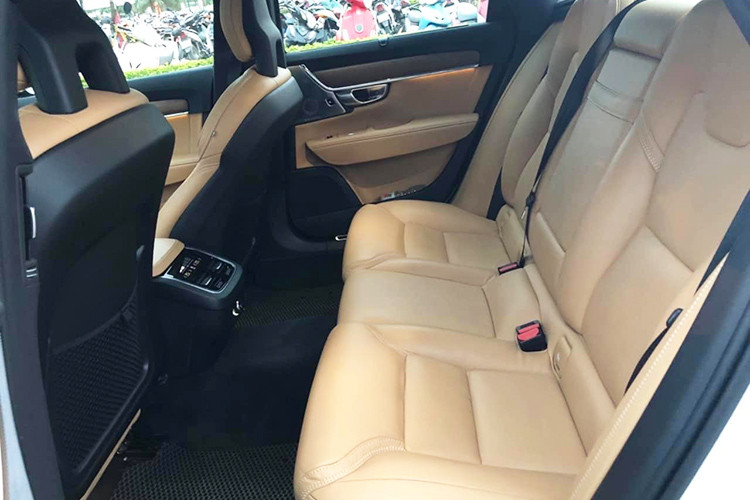 Phiên bản S90 được nhập khẩu về Việt Nam này là bản tầm trung T5 Inscription, được trang bị động cơ 4 xi-lanh tăng áp công suất tối đa 250 mã lực và mô-men xoắn cực đại 349 Nm. Dưới phiên bản này còn có bản T5 Momentum, trong khi chiếc S90 cao cấp nhất hiện nay là T6 AWD Momentum.