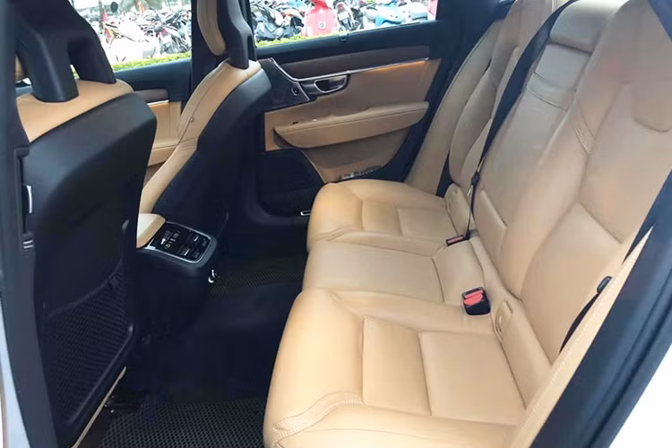 Phiên bản S90 được nhập khẩu về Việt Nam này là bản tầm trung T5 Inscription, được trang bị động cơ 4 xi-lanh tăng áp công suất tối đa 250 mã lực và mô-men xoắn cực đại 349 Nm. Dưới phiên bản này còn có bản T5 Momentum, trong khi chiếc S90 cao cấp nhất hiện nay là T6 AWD Momentum.