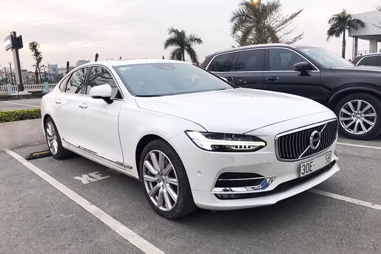 Trên thị trường ôtô cũ, có khá ít những chiếc Volvo đời mới nhập khẩu được chủ nhân rao bán do mức giá của xe cao và người dùng chủ yếu là những khách hàng ít thay đổi do thích sử dụng thương hiệu ôtô Thụy Điển. Mới đây, bất ngờ có một chủ nhân tại Hà Nội chào bán chiếc xe Volvo S90 Inscription đời 2017 (sản xuất 2016) sau hơn 2 năm sử dụng. 