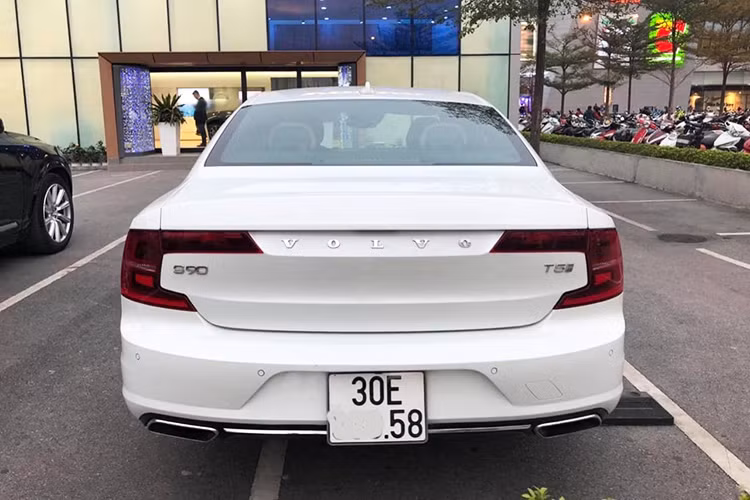 Volvo S90 Inscription sử dụng chung động cơ 2.0l 4 xi-lanh, tuy nhiên bản Momentum được trang bị cả tăng áp lẫn siêu nạp để cho công suất lên tới 316 mã lực. Với động cơ dung tích nhỏ, chiếc xe sẽ được lợi về thuế TTĐB. Phiên bản T5 Inscription này được trang bị hộp số tự động 8 cấp kết hợp với hệ dẫn động cầu trước. 