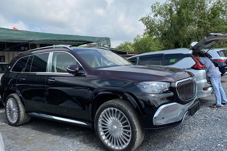 Động cơ trên Mercedes-Maybach GLS 600 2021 kết hợp với hộp số tự động 9 cấp 9G-Tronic và hệ dẫn động 4 bánh toàn thời gian 4Matic, nhờ đó, mẫu SUV siêu sang đầu bảng của hãng xe sang Đức có thể tăng tốc từ vị trí xuất phát lên 100 km/h trong thời gian 4,9 giây.