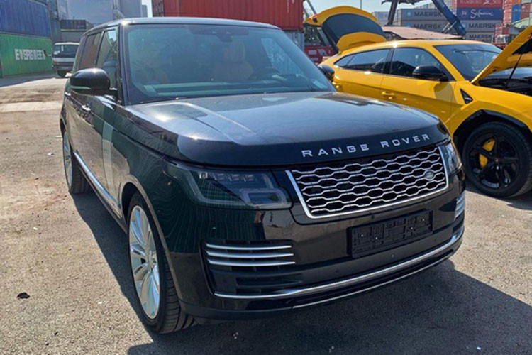 Ngoài ra, dàn xe này còn có các mẫu xe SUV hạng sang đình đám khác như Lexus LX570 thế hệ mới, Range Rover đời 2021 trị giá lên đến vài tỷ đồng. Tuy nhiên, tâm điểm vẫn là sự xuất hiện của cặp đôi SUV siêu sang đắt đỏ Mercedes-Maybach GLS 600 với các tông màu lạ.