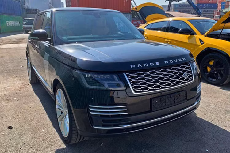 Ngoài ra, dàn xe này còn có các mẫu xe SUV hạng sang đình đám khác như Lexus LX570 thế hệ mới, Range Rover đời 2021 trị giá lên đến vài tỷ đồng. Tuy nhiên, tâm điểm vẫn là sự xuất hiện của cặp đôi SUV siêu sang đắt đỏ Mercedes-Maybach GLS 600 với các tông màu lạ.