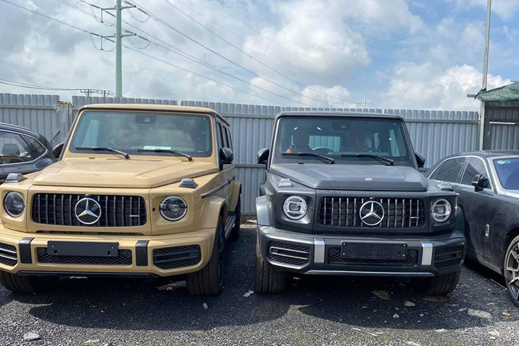 Dàn xe này đã khiến không ít người choáng trước sự chịu chơi của nhà giàu Việt dù tình hình đại dịch Covid-19 khiến nền kinh tế thế giới bị ảnh hưởng. Trong số dàn xe này dễ nhận ra sự xuất hiện của hai chiếc xe SUV hạng sang Mercedes-AMG G63, hiện "ông vua địa hình" được rất nhiều đại gia Việt ưa chuộng. Mercedes-AMG G63 có giá chính hãng tại dải đất hình chữ S hơn 10,8 tỷ đồng.