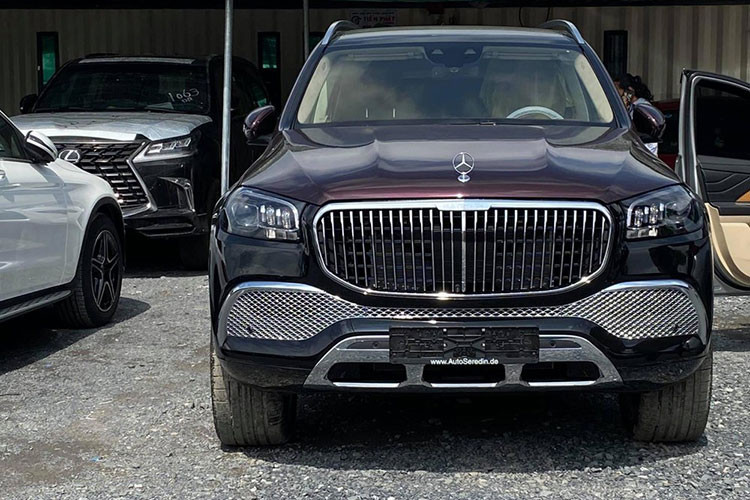 Trong đó, 1 chiếc xe sang Mercedes-Maybach GLS 600 có màu đen với nửa thân trên màu đỏ mận rất quen thuộc trong các phối màu của dòng xe SUV siêu sang đến từ Đức, chiếc xe Mercedes-Maybach GLS 600 còn lại thật sự mới lạ mắt với tông màu xanh đậm nửa thân dưới và nửa thân trên là màu bạc. Cả 2 chiếc Mercedes-Maybach GLS 600 này có tuỳ chọn mâm đa chấu kép mạ crôm sáng bóng.