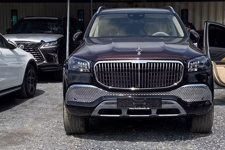 Trong đó, 1 chiếc xe sang Mercedes-Maybach GLS 600 có màu đen với nửa thân trên màu đỏ mận rất quen thuộc trong các phối màu của dòng xe SUV siêu sang đến từ Đức, chiếc xe Mercedes-Maybach GLS 600 còn lại thật sự mới lạ mắt với tông màu xanh đậm nửa thân dưới và nửa thân trên là màu bạc. Cả 2 chiếc Mercedes-Maybach GLS 600 này có tuỳ chọn mâm đa chấu kép mạ crôm sáng bóng.
