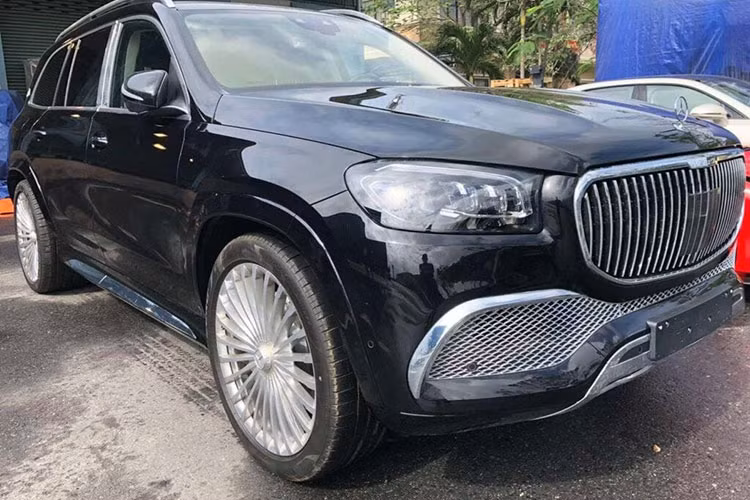 Mercedes-Maybach GLS 600 sở hữu động cơ xăng V8, tăng áp kép, dung tích 4.0 lít, kết hợp hệ thống mild hybrid EQ Boost 48 V. Động cơ xăng sản sinh ra công suất tối đa 558 mã lực và mô-men xoắn cực đại 730 Nm. Còn hệ thống bổ trợ giúp xe có thêm 22 mã lực và 250 Nm.