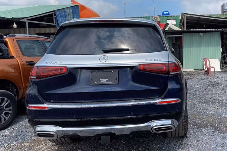Số lượng dòng xe SUV siêu sang Mercedes-Maybach GLS 600 được mang về nước hiện đã trên 23 chiếc với mức giá bán được các công ty nhập khẩu tư nhân tiết lộ trên 16 tỷ đồng. Trong khi đó, giá xe Mercedes-Maybach GLS 600 chính hãng sẽ về nước vào quý III năm nay với mức bán ra từ 12,5 tỷ đến 14,5 tỷ đồng.