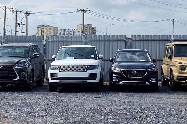 Mercedes-AMG G63 đời 2021 được trang bị khối động cơ xăng V8, tăng áp kép, dung tích 4.0 lít, sản sinh công suất tối đa 585 mã lực và mô-men xoắn cực đại 850 Nm. Sức mạnh được truyền tới cả 4 bánh thông qua hộp số tự động AMG Speedshift Plus 9 cấp, cho phép Mercedes-AMG G63 có thể tăng tốc từ vị trí xuất phát lên 100 km/h trong 4,5 giây trước khi đạt vận tốc tối đa 220 km/h.