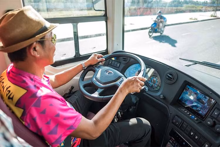 Hiện tại, việc trang trí cho hai chiếc xe chở các tuyển thủ U23 Việt Nam đã được hoàn tất và ngày 26/1 vừa qua, phía VFF phối hợp với đơn vị tài trợ là Công ty Coco City Tour thuộc Tập đoàn Empire sẽ tiến hành chạy thử theo hai lộ trình đã được vạch ra.