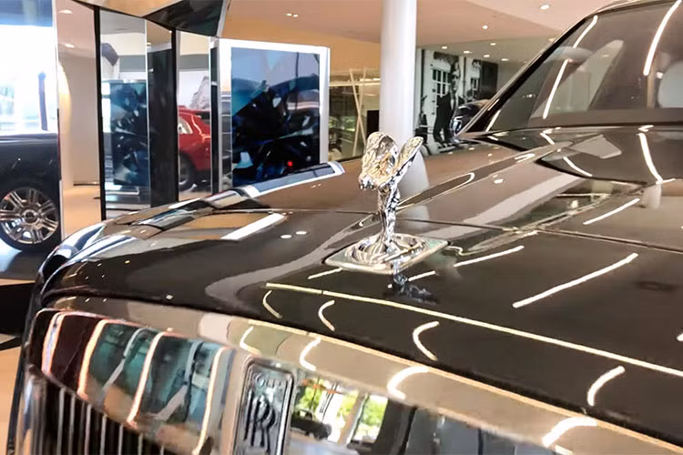 Là một trong những mẫu xe Rolls-Royce được mong chờ nhất, Cullinan 2019 là mẫu SUV đầu tiên của thương hiệu Anh quốc, ra đời để cạnh tranh với những đối thủ như Bentley Bentayga và Range Rover. Xe ra đời từ cơ sở gầm bệ "Architecture of Luxury" hoàn toàn bằng nhôm đã từng lần đầu tiên ra mắt trên Phantom thế hệ mới.