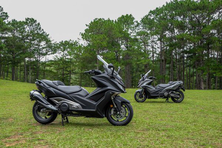 Khối động cơ của Kymco AK550 Premium 2025 sản sinh công suất tối đa là 51 mã lực tại 7.500 vòng/phút, mô-men xoắn cực đại 52 Nm tại 6.000 vòng/phút. Xe cũng có các chế độ lái khác nhau để người sử dụng có thể lựa chọn tùy cho tình huống sử dụng.