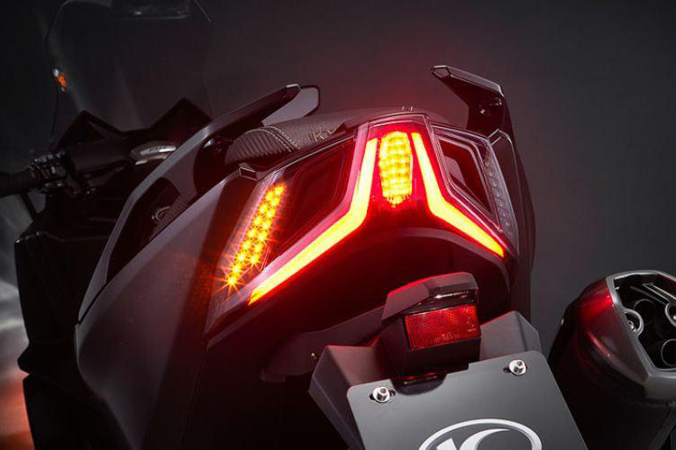 Kymco AK550 Premium 2025 cũng được trang bị chìa khóa thông minh và cổng sạc USB hiện đại. Xe còn kèm Cruise Control kèm theo hệ thống kính chắn gió có thể chỉnh điện bằng nút bấm trên cụm tay lái.