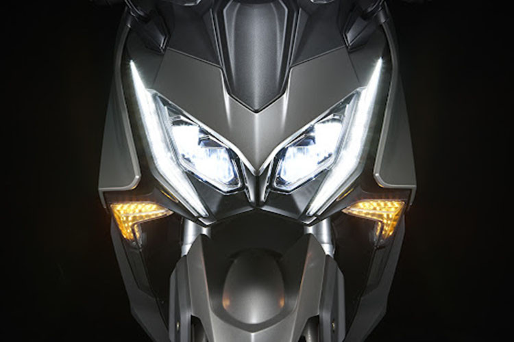 Ngoài sức mạnh ấn tượng, các trang bị trên mẫu xe tay ga Kymco AK550 Premium 2025 thế hệ mới cũng thuộc hàng hiện đại bậc nhất với hệ thống cụm 3 đồng hồ kỹ thuật số toàn phần. 