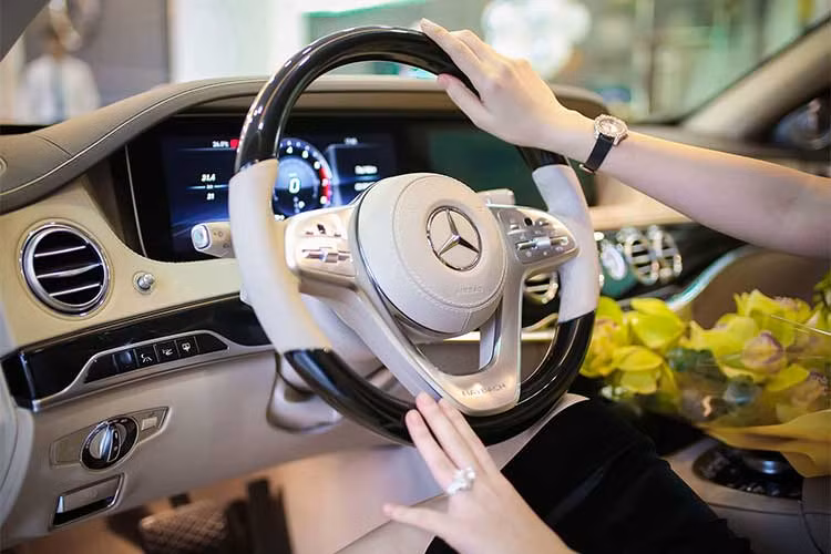 Gỗ ốp trên mẫu xe sang này có thêm tùy chọn mới, đèn nền dạng LED với 64 màu sắc khác nhau. Về an toàn, Mercedes-Maybach S450 4Matic 2018 có hàng loạt công nghệ hiện đại như hỗ trợ chuyển làn đường thích ứng.