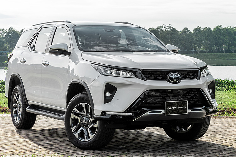 Toyota Fortuner với 63 xe rời đại lý, giảm 146 xe so với tháng bán hàng trước đó cũng đã bị tụt xuống một hạng trên bảng thành tích nhóm, từ thứ 4 xuống thứ 5. Đầu tháng 1/2024, giá xe Fortuner đã được điều chỉnh giảm từ 63 - 120 triệu đồng, xuống còn 1,055 - 1,35 tỷ đồng. Đồng thời, bổ sung thêm một số nâng cấp về trang bị...