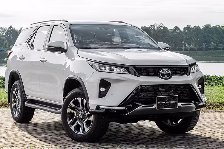 Toyota Fortuner với 63 xe rời đại lý, giảm 146 xe so với tháng bán hàng trước đó cũng đã bị tụt xuống một hạng trên bảng thành tích nhóm, từ thứ 4 xuống thứ 5. Đầu tháng 1/2024, giá xe Fortuner đã được điều chỉnh giảm từ 63 - 120 triệu đồng, xuống còn 1,055 - 1,35 tỷ đồng. Đồng thời, bổ sung thêm một số nâng cấp về trang bị...