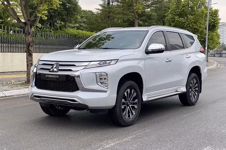 Vị trí thứ 3 trên bảng xếp hạng doanh số phân khúc SUV 7 chỗ tháng đầu năm 2024 gây khá nhiều bất ngờ khi xướng tên Mitsubishi Pajero Sport. Bởi, đây vốn là mẫu xe thường nằm ở vị trí chốt sổ hoặc cận chốt sổ hàng tháng. Dù vậy, kết quả bán hàng của Pajero Sport cũng không nằm ngoài luồng giảm chung khi lượng xe bàn giao đến tay khách hàng đạt 136 chiếc, giảm 23,2% theo tháng.