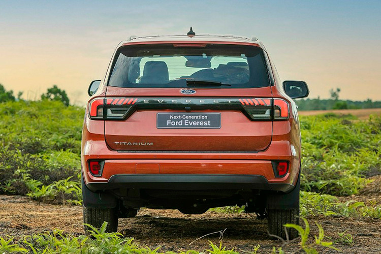 Ở tháng đầu năm 2024, Ford Việt Nam và hệ thống Đại lý đã triển khai chính sách hỗ trợ 50% lệ phí trước bạ dành cho loạt mẫu xe "hot", giúp giá xe Ford Everest giảm nhiều nhất khoảng 75 triệu đồng. Bước sang tháng 2, hãng đã cắt ưu đãi phí trước bạ và chỉ tặng 2 năm Bảo hiểm vật chất cho khách hàng mua xe. 