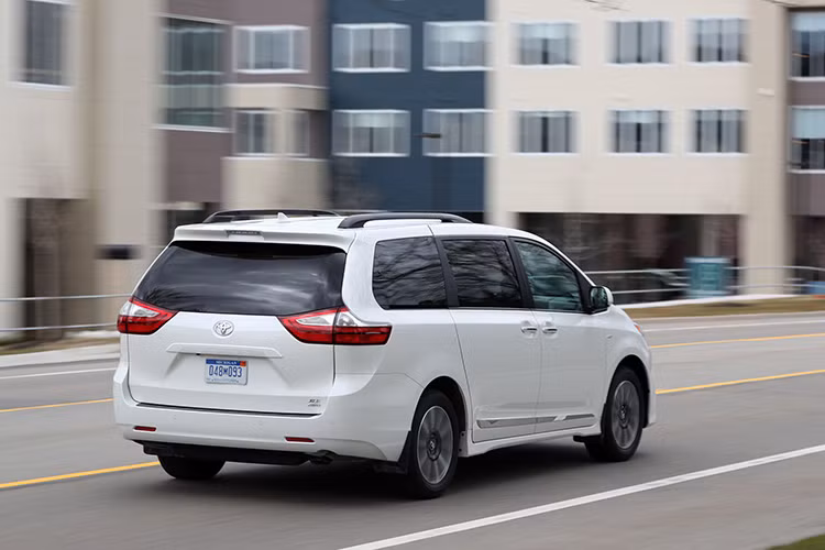 Toyota Sienna 2020 chỉ có một vài thay đổi nhỏ, nó vẫn là một chiếc minivan rộng rãi, đa nặng và được trang bị tốt. Cung cấp sức mạnh cho xe tiếp tục là động cơ V6, đi kèm hộp số tự động 8 cấp. Tất cả các biến thể của Sienna 2020 có bộ công nghệ an toàn, hỗ trợ lái tiên tiến Toyota Safety Sense P.