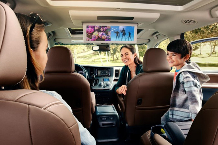 Ví dụ, gói SE Preferred Package bổ sung hệ thống hỗ trợ đỗ xe phía sau, dàn âm thanh cao cấp Entune với JBL Clari-Fi, định vị hiện đại và App Suite. Gói này cùng cửa sổ trời trượt điện là tiêu chuẩn trên bản SE Premium AWD và là tùy chọn đối với SE AWD.