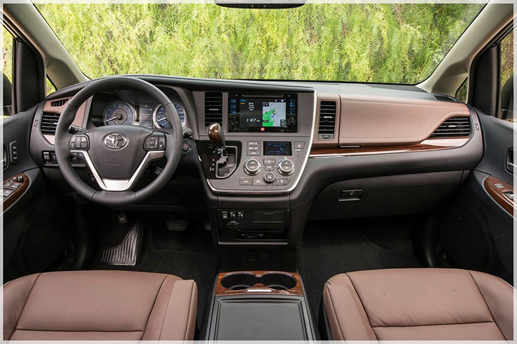 Trong khi đó, nội thất chỉ có duy nhất một cấu hình màu đen. Các tính năng nổi bật ở cabin của Toyota Sienna Nightshade Edition là màn hình màu 4,2 inch TFT trong cụm đồng hồ đo, cách âm tốt hơn (tùy thuộc vào phiên bản) và một vài cập nhật khác.