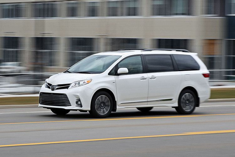 Tại thị trường Mỹ, giá xe Toyota Sienna 2020 bán ra dao động từ 31.415 - 44.310 USD (khoảng 730,5 triệu đến 1,03 tỷ đồng), chưa gồm phí giao hàng. Tịa thị trường Việt Nam, hiện những phiên bản Sienna 2019 nâng cấp cũng đã cóp mặt với mức giá khoảng 4,5 tỷ đồng.