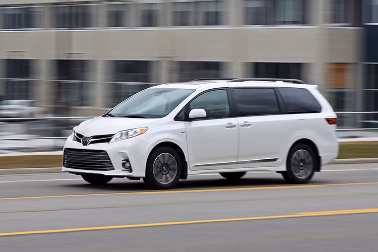 Tại thị trường Mỹ, giá xe Toyota Sienna 2020 bán ra dao động từ 31.415 - 44.310 USD (khoảng 730,5 triệu đến 1,03 tỷ đồng), chưa gồm phí giao hàng. Tịa thị trường Việt Nam, hiện những phiên bản Sienna 2019 nâng cấp cũng đã cóp mặt với mức giá khoảng 4,5 tỷ đồng.
