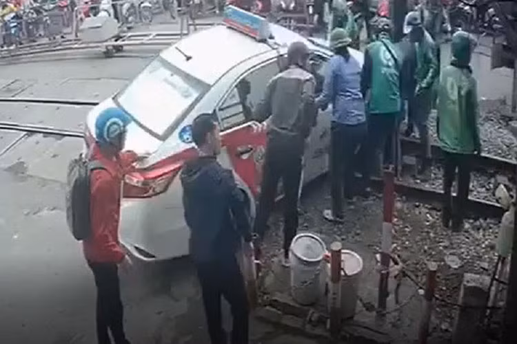 Phuong tien vuot rao chan duong sat se bi phat toi 5 trieu dong