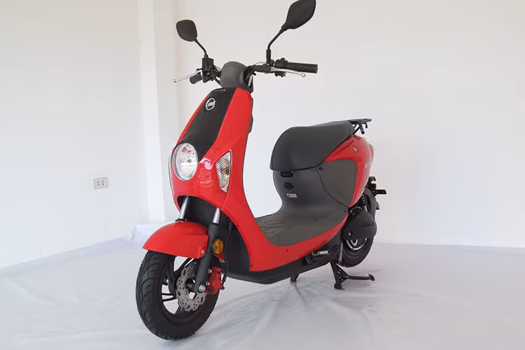 Trên thực tế, độ hoàn thiện của thân xe chưa cao, những xe sử dụng màn hình LCD có giao diện bằng tiếng Trung Quốc. Giống như các mẫu xe điện phổ biến trên thị trường, phần yên xe khá nhỏ và chỉ phù hợp với 1 người ngồi. Mức chịu tải của xe khoảng 82 kg.