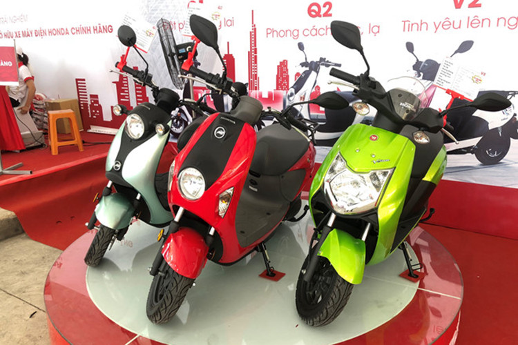 Mới đây, thông tin về "Lễ ra mắt và chạy thử xe máy điện Honda chính hãng" được tổ chức tại TP HCM đã nhận được rất nhiều sự quan tâm của người tiêu dùng tại Việt Nam. Đáng chú ý là những mẫu xe được quảng cáo chính hãng này rất rẻ chỉ có giá 22 đến 23,5 triệu đồng và được xem là đối thủ của Vinfast Klara.