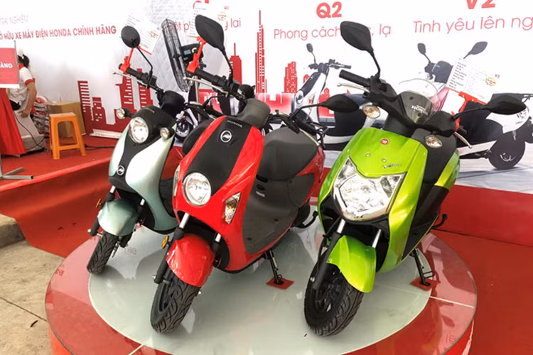Mới đây, thông tin về "Lễ ra mắt và chạy thử xe máy điện Honda chính hãng" được tổ chức tại TP HCM đã nhận được rất nhiều sự quan tâm của người tiêu dùng tại Việt Nam. Đáng chú ý là những mẫu xe được quảng cáo chính hãng này rất rẻ chỉ có giá 22 đến 23,5 triệu đồng và được xem là đối thủ của Vinfast Klara.