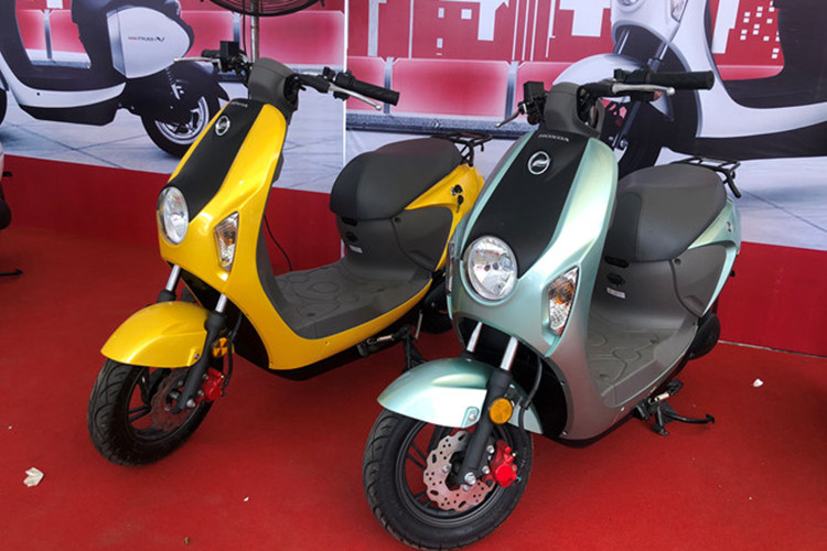Các mẫu xe được đặt với cái tên Honda V2, Q2 và Q1... Các mẫu xe máy điện này đều sử dụng bình ắc quy chì của Honda có công suất 1.2 kW, tốc độ tối đa đạt 51 km/h. Theo quảng cáo của nhân viên tư vấn, những chiếc xe điện này có khả năng lội nước và tầm hoạt động khoảng 60 km trong điều kiện lý tưởng.