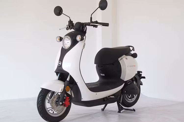 Trong khi đó, 3 mẫu xe V3, T2 và H1 được ra mắt tại sự kiện mới đây tại TP HCM được sử dụng động cơ ắc quy chì của Bosch, công suất 0,8 kW. Những mẫu xe này được giới thiệu trang bị nhiều tiện ích và tính năng như khung gầm chữ U, đèn pha LED, cổng sạc USB, chống trộm...