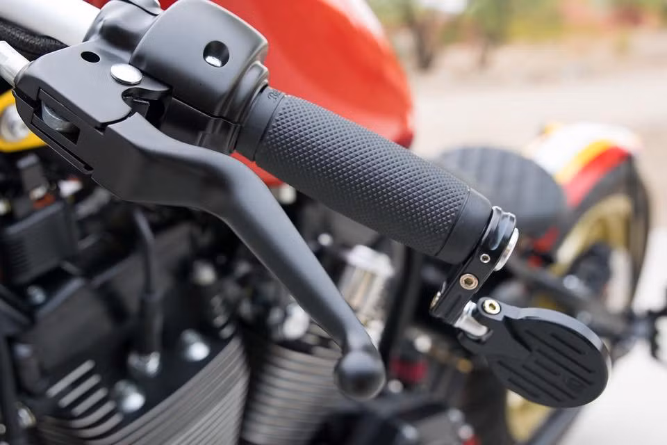 Ở nguyên bản, ghi-đông của Forty-Eight đã thuộc loại thấp nhưng điều đó vẫn chưa đủ. Bản độ này có cặp tay lái clip-on thấp và gập sát bình xăng. Phía trên tay lái là cặp cùm côn/phanh to bản sơn tĩnh điện và kính hậu gắn gù được CNC tinh xảo. 