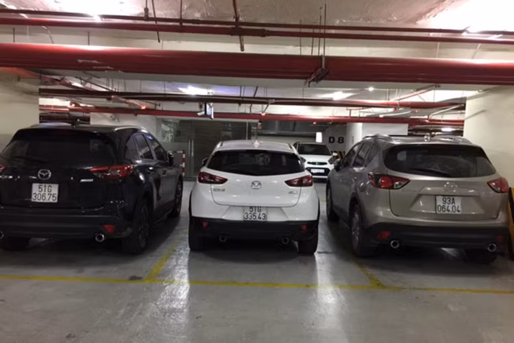 Chính vì chưa có thông tin về việc ra mắt xe cũng như giá bán tại Việt Nam nên mọi nhất cử nhất động của chiếc xe CX-3 đều nhận được sự quan tâm đặc biệt. Mới đây, không rõ vô tình hay cố ý mà chiếc xe này đã có màn so dáng cùng hai đàn anh CX-5 tại hầm một chung cư ở TP HCM.