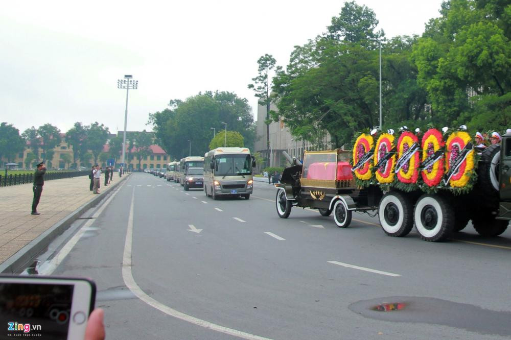 Theo sau là đoàn xe đưa tiễn cố Chủ tịch. 