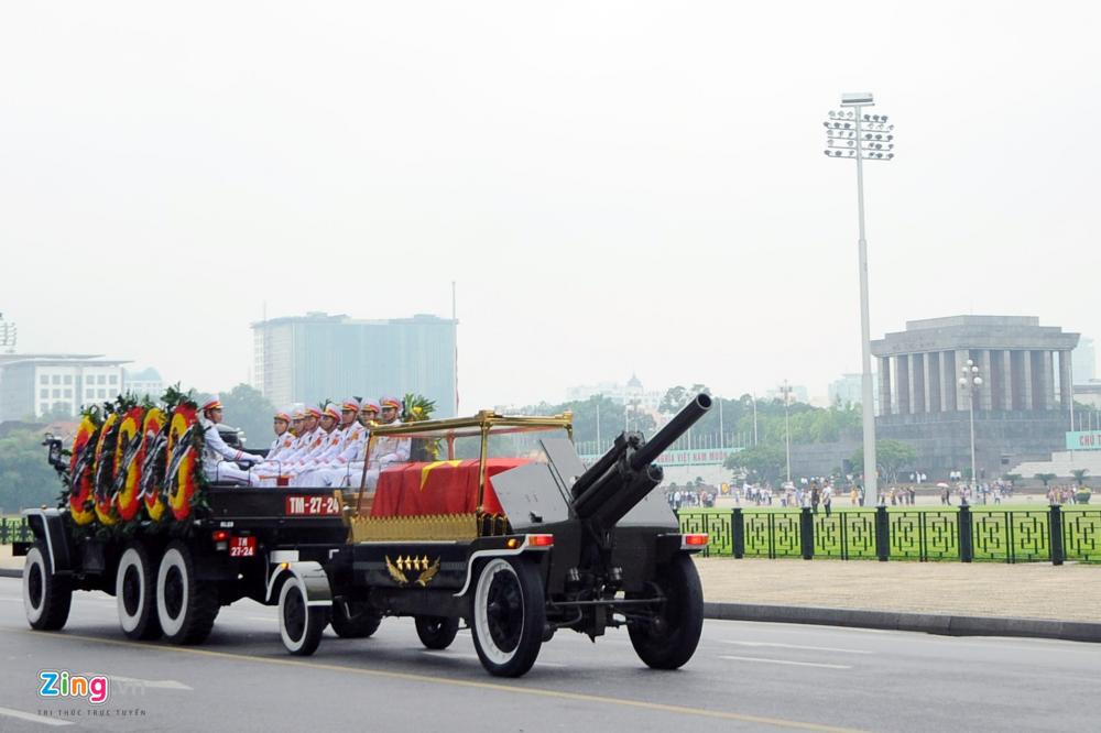 Đoàn xe tới đường Độc Lập đưa Chủ tịch nước Trần Đại Quang qua lăng Bác và Quảng trường Ba Đình lần cuối.