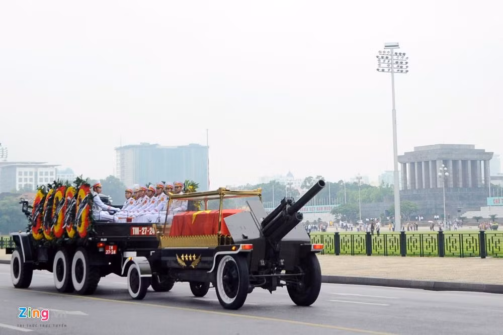Đoàn xe tới đường Độc Lập đưa Chủ tịch nước Trần Đại Quang qua lăng Bác và Quảng trường Ba Đình lần cuối.