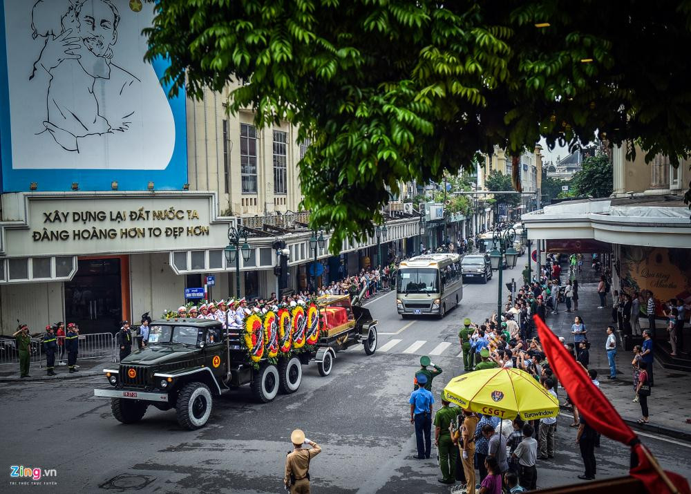 Đoàn xe đi qua ngã từ Đinh Tiên Hoàng – Tràng Tiền – Hàng Bài.