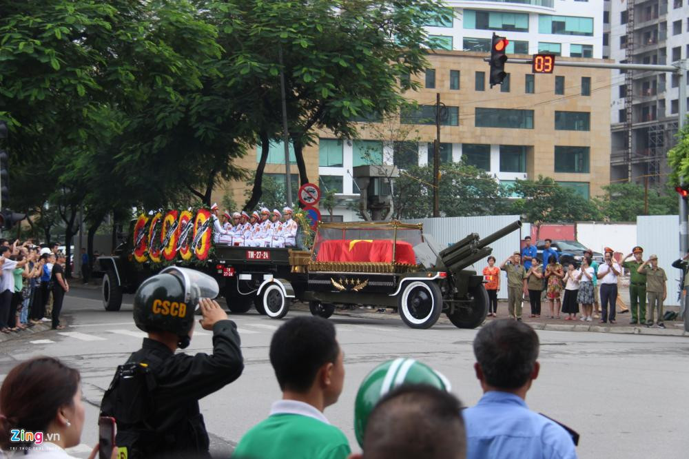 Hình ảnh đoàn xe đi qua nhà riêng của Chủ tịch nước.