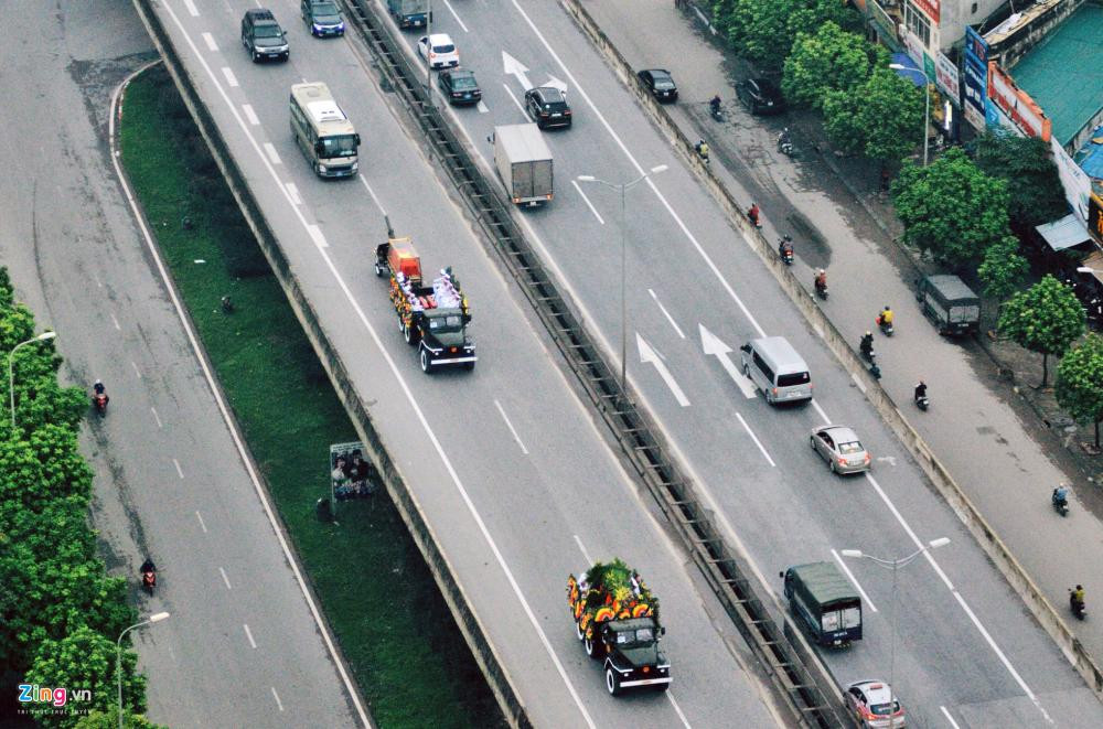 Sau đó, đoàn xe tiếp tục lên đường đi vành đai 3 tới cao tốc Pháp Vân – Cầu Giẽ để đưa linh cữu Chủ tịch nước Trần Đại Quang về nơi an nghỉ cuối cùng tại quê hương Ninh Bình.