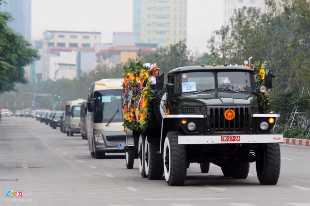 Đoàn xe di chuyển về tới đường Trần Duy Hưng rồi rẽ vào Hoàng Minh Giám qua nhà riêng của Chủ tịch nước tại phố Ngụy Như Kon Tum.
