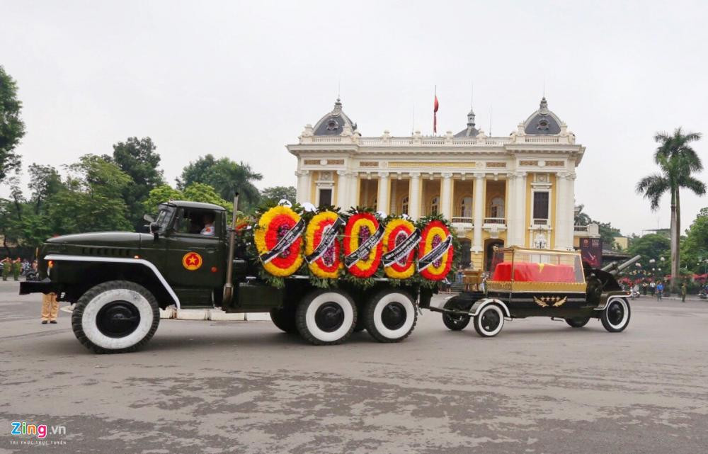 Đoàn xe đi qua Nhà hát lớn và Quảng trường Cách mạng Tháng Tám.