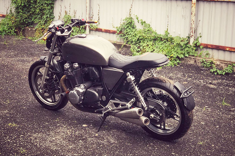 Về tổng thể, khi đã qua bàn tay của thợ độ xe máy Sài Gòn, chiếc naked-bike Honda CB1100 ABS phiên bản 2013 trong bài viết này của biker Thanh Hoá đã trở nên độc đáo hơn, mang một sức hút mới nhưng lại không làm mất đi vẻ đẹp cổ điển vốn có của dòng CB huyền thoại.