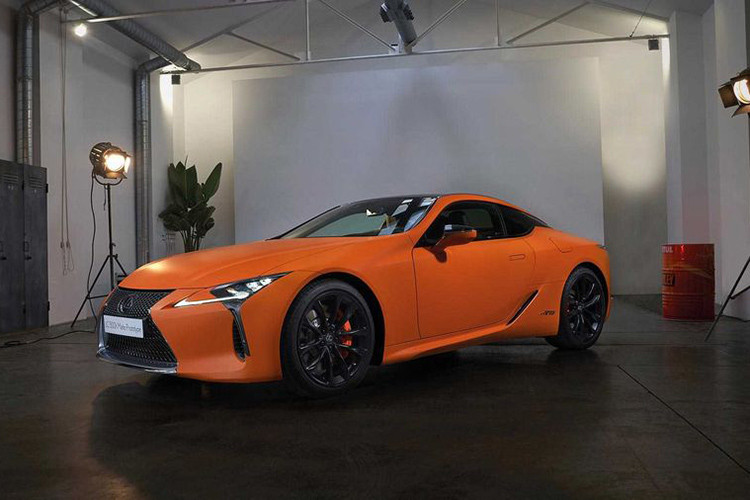 Mẫu xe sang Lexus LC 500h Matte Prototype Concept hiện đang có mặt ở Triển lãm Ô tô Barcelona 2019 với nhiệm vụ giới thiệu màu sơn Space Orange siêu bắt mắt cho mẫu coupe sang trọng của hãng xe Nhật Bản.